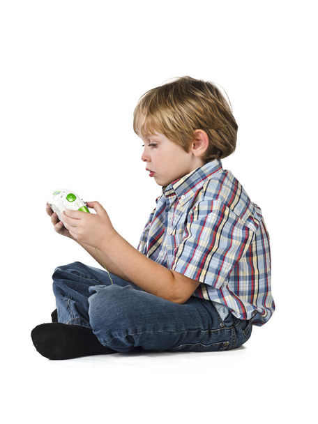 30 Seitenansicht eines Jungen beim Videospiel - Foto, Bild