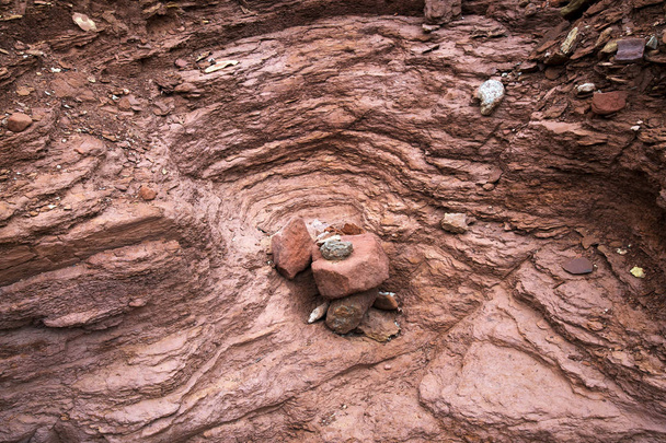 Piedras apiladas en Cathdral Gulch cerca de Lees Ferry en Arizona
 - Foto, imagen