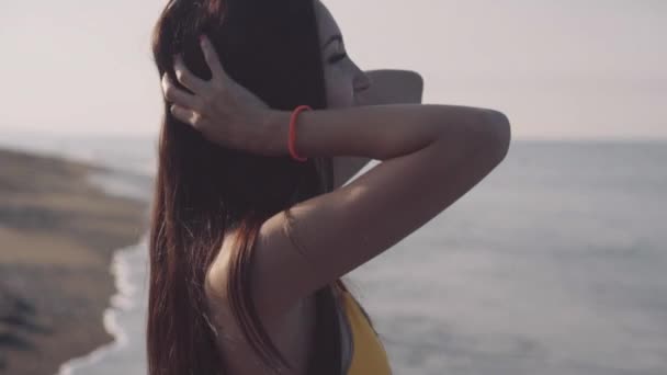 a lány séta mezítláb a tengerpart mentén - Felvétel, videó