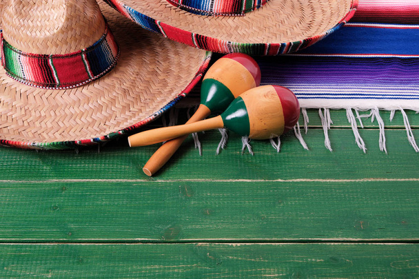 Μεξικό cinco de mayo φεστιβάλ ξύλου φόντο μεξικάνικο σομπρέρο μαράκες - Φωτογραφία, εικόνα