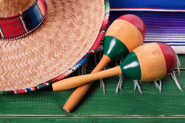 Mexikó cinco de mayo fesztivál Mexikói sombrero maracas closeup - Fotó, kép