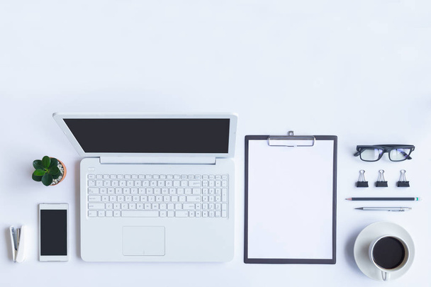 Laptop, smartphone és egyéb munka supplie fehér desk-office - Fotó, kép