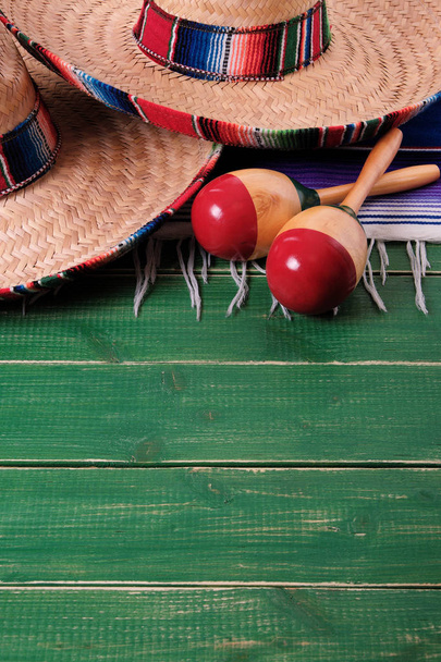 Mexiko sombrero fiesta cinco de mayo dřevo pozadí mexické maracas vertikální - Fotografie, Obrázek