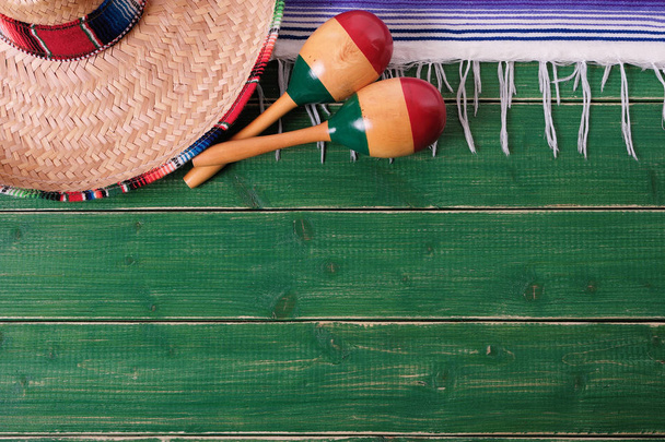 Mexiko Hintergrund Grenze mexikanischen Sombrero Maracas Fiesta alten grünen Holz  - Foto, Bild