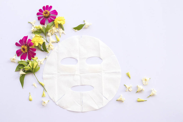 przyrodnicza arkusz maska dla opieki zdrowotnej skóra twarzy z ziołowych na białe tło - Zdjęcie, obraz