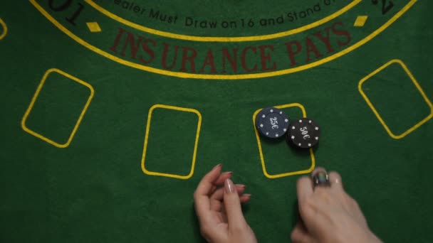 Blackjack vítěz tleskání rukou, hráč sázku čipy v, prodejce karet, pohled shora - Záběry, video