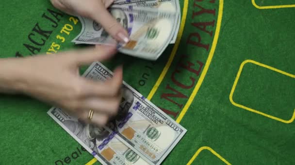 私たちの背景のカジノでドルの現金をクローズ アップお金を数えるディーラー - 映像、動画