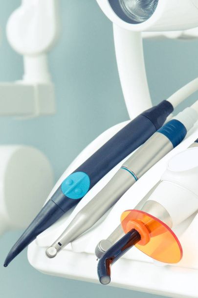 Hammasinstrumentit, stomatologiset työkalut ja tarvikkeet hammaslääkäreiden käyttöön modernissa toimistossa
 - Valokuva, kuva
