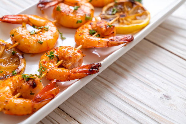 Grilled tiger shrimps skewers with lemon - seafood style - Foto, afbeelding