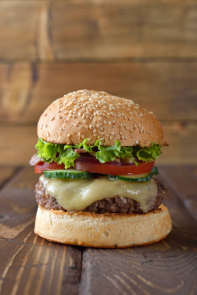 Homemade fresh cheeseburger - Fotoğraf, Görsel