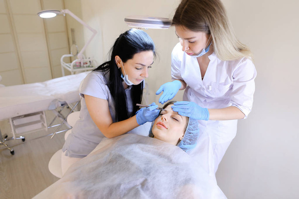Frohnatur zu Besuch beim professionellen Dermatologen und Kosmetologen für dauerhaftes Make-up. - Foto, Bild