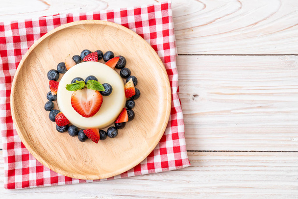 yogurt pudding with fresh strawberries and blueberries on plate - Fotografie, Obrázek