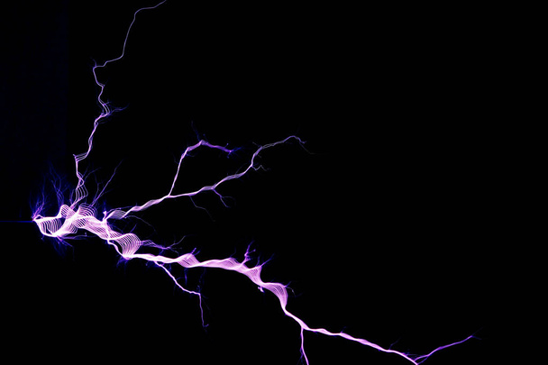 Bobine Tesla, décharge électrostatique, étincelle, éclair sur fond noir
  - Photo, image