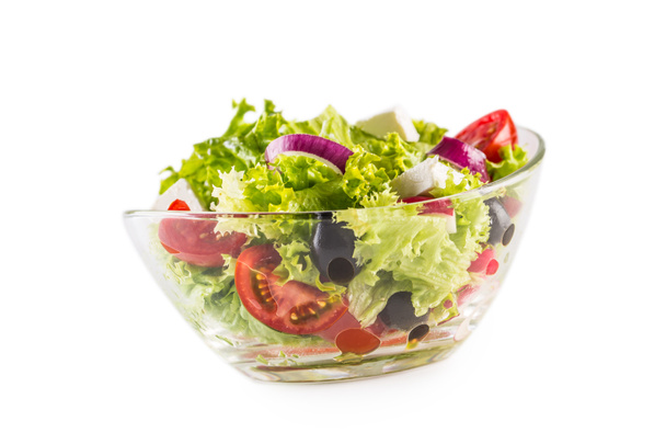 čerstvý zeleninový salát v misce izolované na bílém. - Fotografie, Obrázek