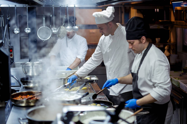 Grupo de chefs que trabalham na cozinha
 - Foto, Imagem