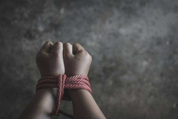 Niño secuestrado atado con cuerda. dejar de abusar de la violencia.concepto de secuestro, violencia, aterrorizado, derechos humanos
 - Foto, imagen