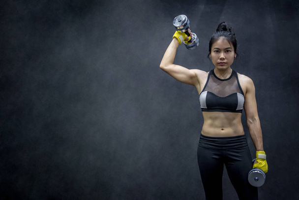 Giovane donna asiatica che solleva i manubri in palestra di allenamento con i pesi, esercizio sportivo e corporatura muscolare, stile di vita sano
 - Foto, immagini