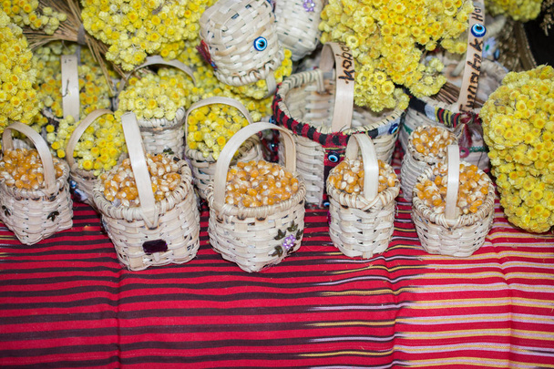 sementes de milho seco são colocadas em uma cesta
 - Foto, Imagem