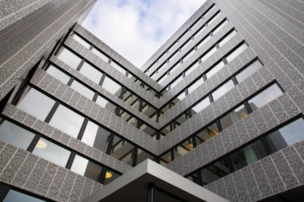 Immeuble moderne avec de grandes fenêtres à Oslo, Norvège
. - Photo, image