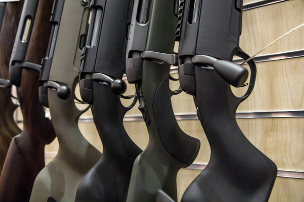 Collection arsenal d'armes à feu, gros plan des armes à feu et de leurs poignées
 - Photo, image