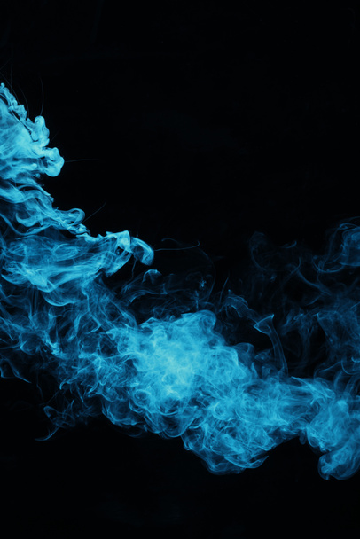 humo espiritual azul sobre fondo negro
  - Foto, Imagen