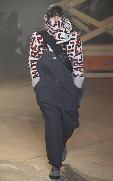 Нью-Йорк, Нью -Йорк - 06 лютого 2018: Модель прогулянки злітно-посадкової смуги в N Hoolywood Show під час Нью-Йорку Тиждень моди чоловічі F/W 2018 - Фото, зображення