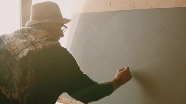 Pintor está haciendo boceto a lápiz sobre lienzo, comenzando el dibujo
 - Metraje, vídeo
