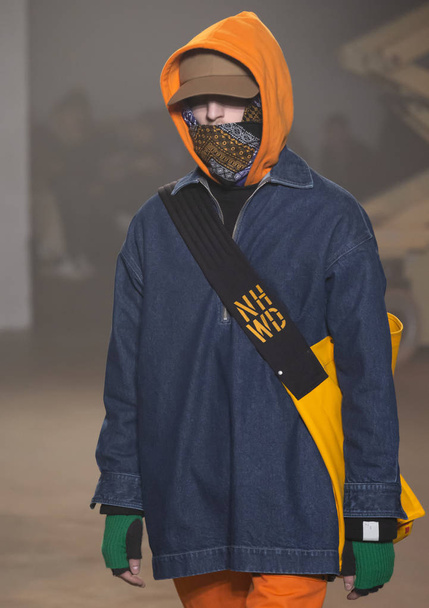 Нью-Йорк, Нью -Йорк - 06 лютого 2018: Модель прогулянки злітно-посадкової смуги в N Hoolywood Show під час Нью-Йорку Тиждень моди чоловічі F/W 2018 - Фото, зображення