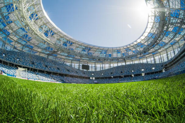 Sport grass field stadionban, egy napsütéses napon a kék ég. - Fotó, kép