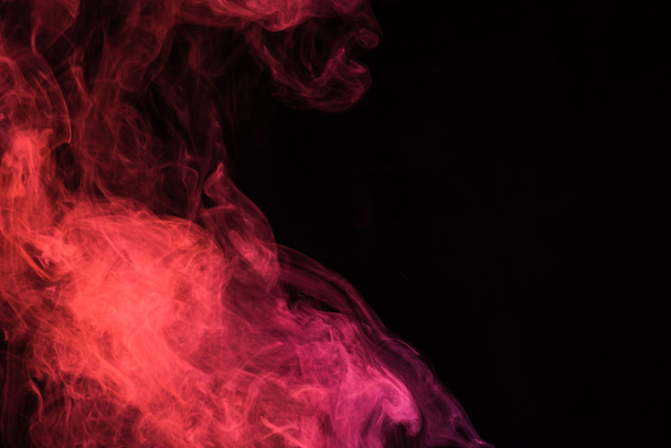 czerwony dym na czarnym tle z kopii przestrzeni - Zdjęcie, obraz
