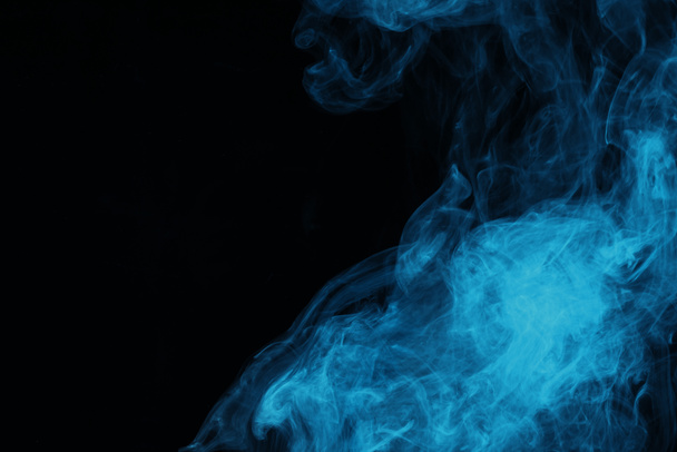 humo místico azul sobre fondo negro
  - Foto, Imagen