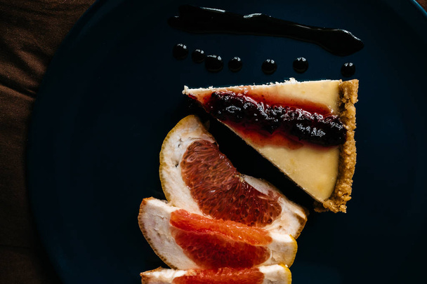 delicious Cheesecake with grapefruit slices on plate - Zdjęcie, obraz