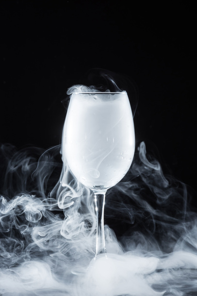 biały dym w szkło na czarnym tle - Zdjęcie, obraz