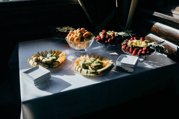 Delicious fruits  at wedding reception on table - Fotoğraf, Görsel