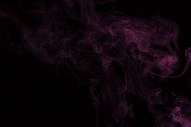humo rosa místico sobre fondo negro
 - Foto, Imagen