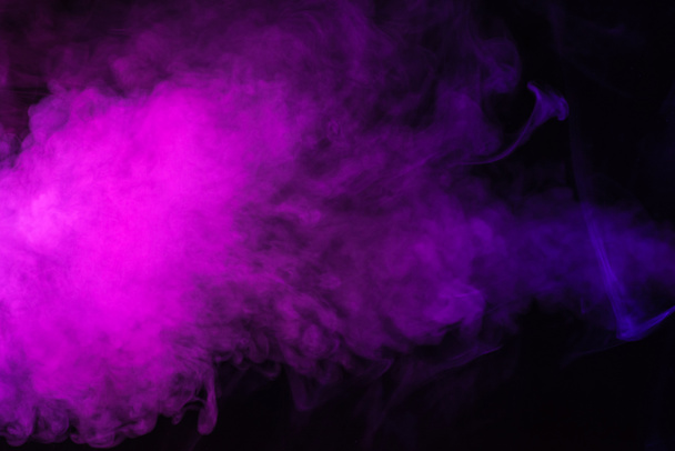 mystinen vaaleanpunainen savu mustalla taustalla
 - Valokuva, kuva