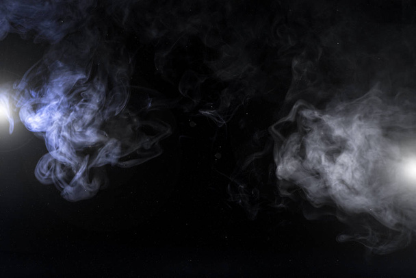 γκρι καπνιστή στροβιλίζεται και φώτα σε μαύρο φόντο με αντίγραφο χώρου - Φωτογραφία, εικόνα