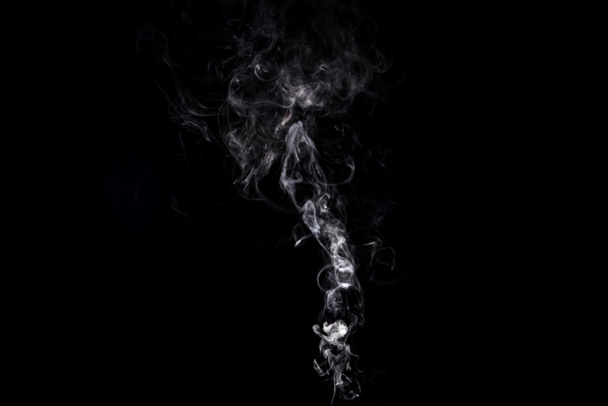 fond abstrait avec tourbillon fumé blanc sur fond noir
 - Photo, image
