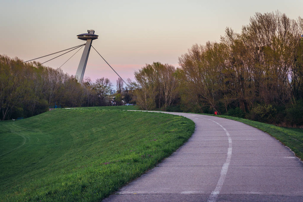 Öyle Ufo bisiklet yolu bir setin Bratislava, Slovakya Tuna Nehri'nin üzerinde görüldü köprü - Fotoğraf, Görsel