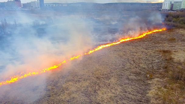 Велика пожежа. Спалювання сухої трави. багато диму. Екатеринбург, Російська Федерація, від Dron   - Фото, зображення