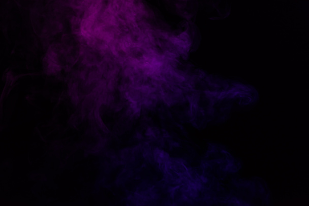 duchowe czarne tło z fioletowy dym  - Zdjęcie, obraz