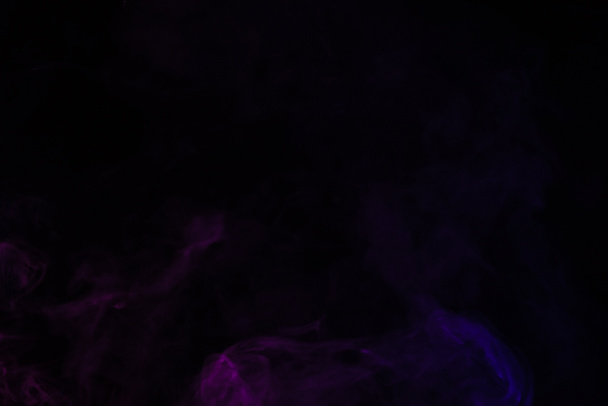 Abstrakcja creative czarne tło z fioletowego dymu  - Zdjęcie, obraz
