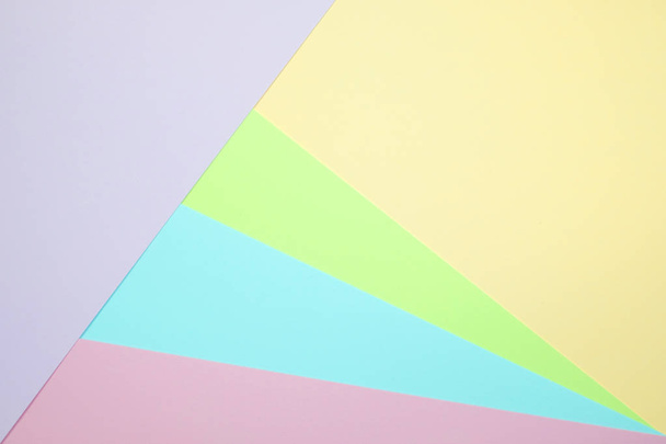 Divatos pasztell színű papír sík feküdt, felülnézet, geometriai háttér textúra, rózsaszín, lila, sárga, bézs, zöld és kék szín. - Fotó, kép