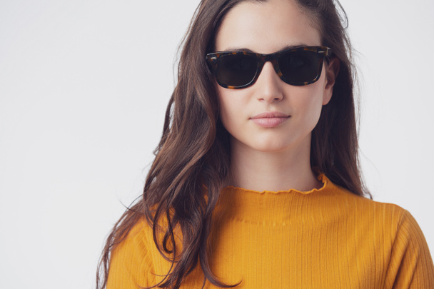 Portrait of Young beautiful woman whit sunglasses - Foto, afbeelding