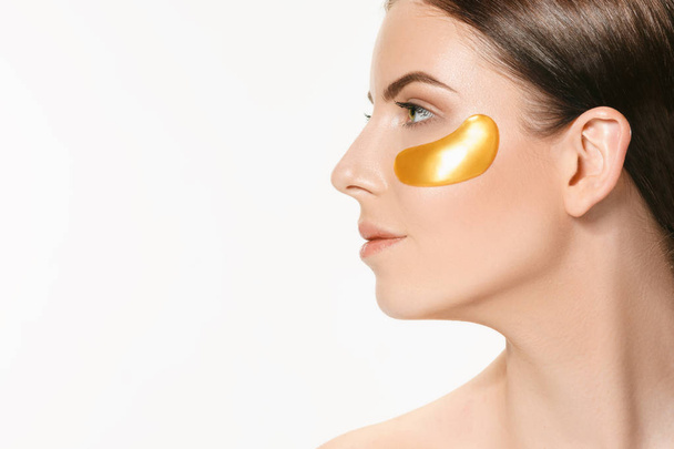 Bellezza ritratto di una ragazza attraente con una benda d'oro sotto l'occhio
. - Foto, immagini