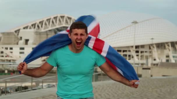 Ένας ανεμιστήρας ποδοσφαίρου με μια Ισλανδική σημαία. Φίλαθλος με τη σημαία της Ισλανδίας. - Πλάνα, βίντεο