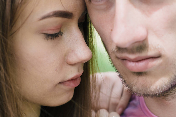 Jeune couple embrasser et sourire à l'autre dans le parc
 - Photo, image