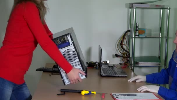 Belle femme apporter l'ordinateur à l'homme technicien professionnel pour consultation
 - Séquence, vidéo