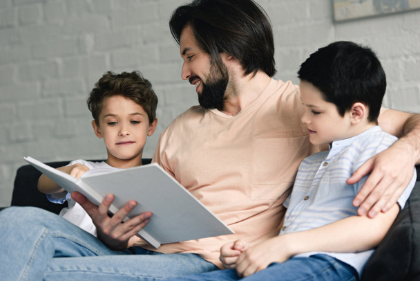 Ať se usmívám otec a synové čtení knihy společně doma - Fotografie, Obrázek