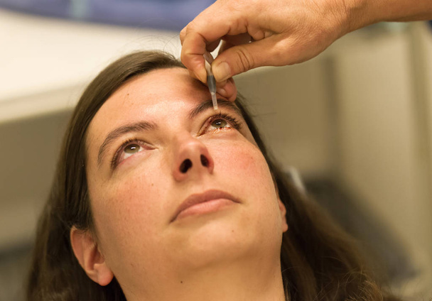 Conceito de cuidados de saúde - Chalazion durante o exame ocular e operação - Feminino
 - Foto, Imagem